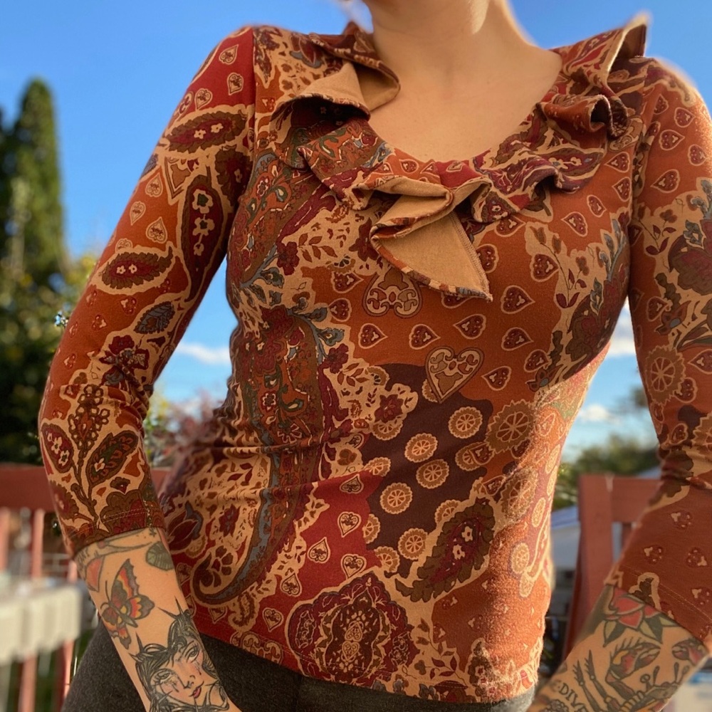 2000s Lauren Ralph Lauren ruffled paisley stretchy top three quarter sleeves
